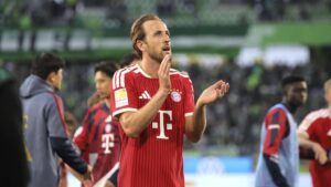 Harry Kane im Trikot des FC Bayern München jubelt auf dem Spielfeld