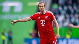 Harry Kane im Trikot des FC Bayern München blickt konzentriert auf dem Spielfeld