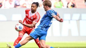Michael Olise vom FC Bayern München jubelt über sein spätes Ausgleichstor zum 3:3 gegen den 1. FC Heidenheim.