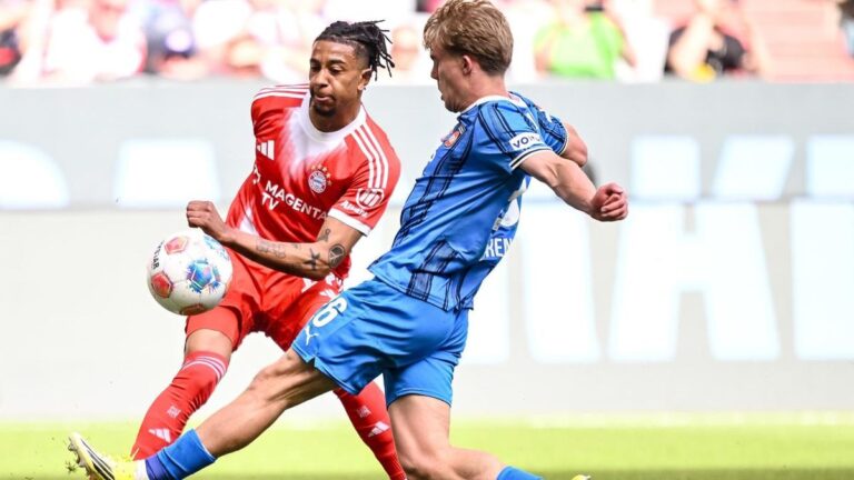 Michael Olise vom FC Bayern München jubelt über sein spätes Ausgleichstor zum 3:3 gegen den 1. FC Heidenheim.