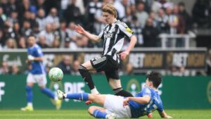 Anthony Gordon im Trikot von Newcastle United schaut fokussiert über das Spielfeld