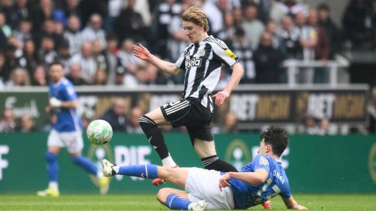 Anthony Gordon im Trikot von Newcastle United schaut fokussiert über das Spielfeld