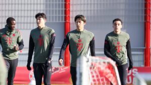 Hiroki Ito im Trikot der japanischen Nationalmannschaft mit fokussiertem Blick am Ball.
