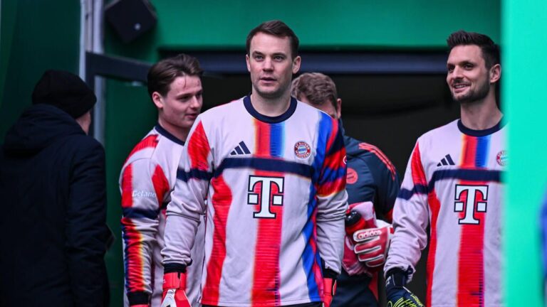 Manuel Neuer im Trikot des FC Bayern München gibt auf dem Spielfeld lautstark Anweisungen