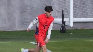 David Santos Daiber im Trikot des FC Bayern München auf dem Rasen