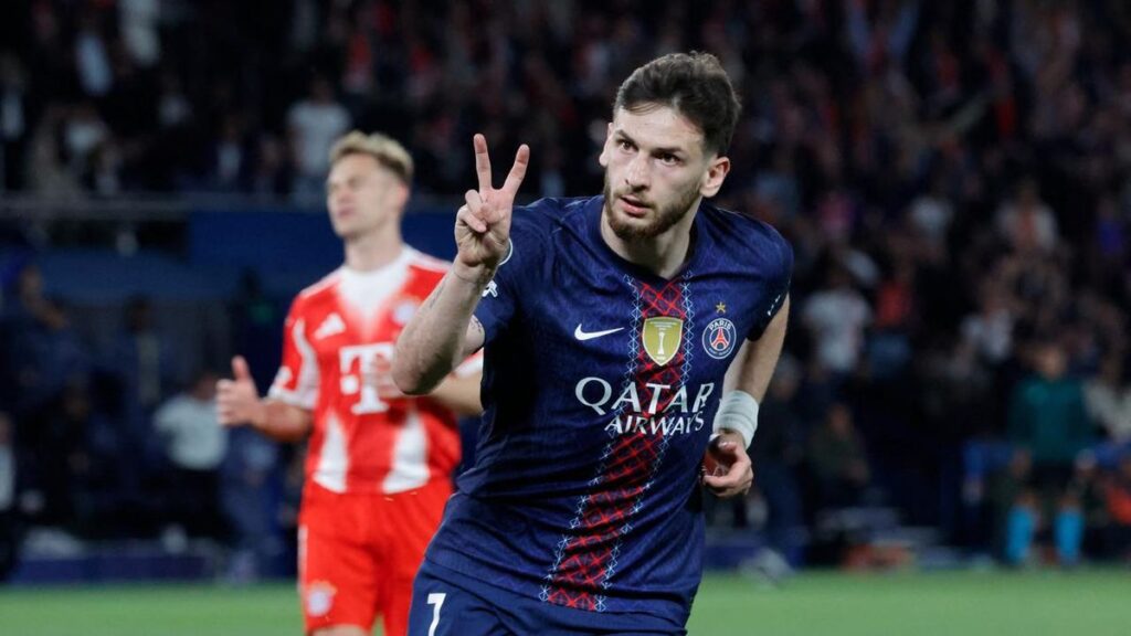 Khvicha Kvaratskhelia von Paris Saint-Germain im dynamischen Dribbling gegen Bayerns Josip Stanisic in der Champions League