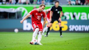 Harry Kane rutscht beim Elfmeter im Spiel gegen den VfL Wolfsburg aus