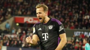 Harry Kane im Trikot der englischen Nationalmannschaft klatscht motiviert in die Hände
