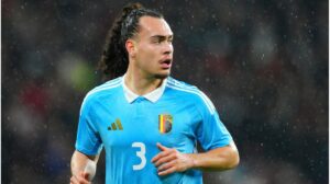 Arthur Theate im Trikot der belgischen Nationalmannschaft bei einem Länderspiel auf dem Platz