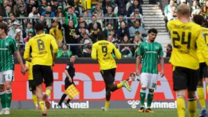 Spieler von Borussia Dortmund bejubeln ein Tor gegen Werder Bremen