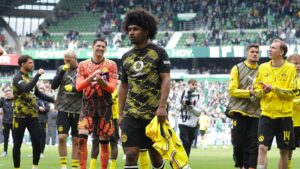 BVB-Offensivspieler Karim Adeyemi blickt im Stadion nachdenklich auf das Spielfeld
