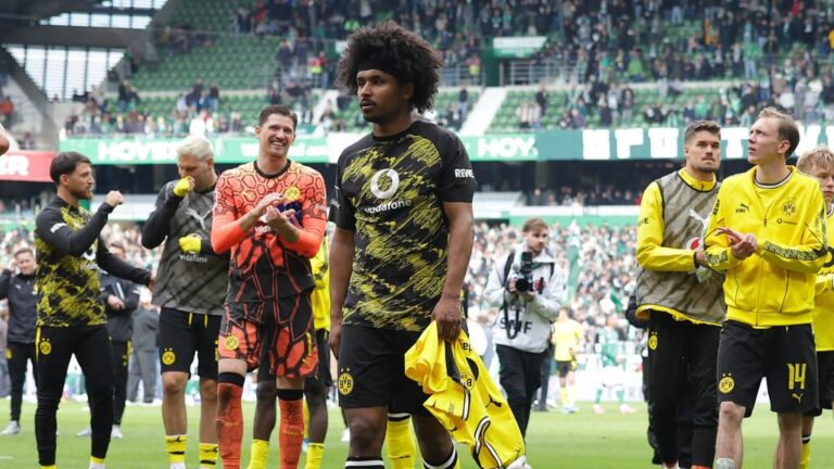 BVB-Offensivspieler Karim Adeyemi blickt im Stadion nachdenklich auf das Spielfeld