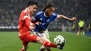 Diego Moreira im Trikot von Racing Straßburg dribbelt mit dem Ball während eines Ligaspiels