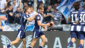 Hertha-Talent Kennet Eichhorn im Trikot von Hertha BSC auf dem Spielfeld