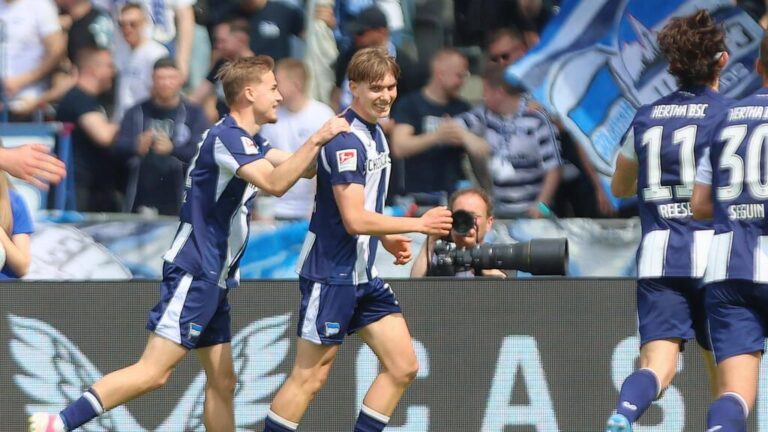 Hertha-Talent Kennet Eichhorn im Trikot von Hertha BSC auf dem Spielfeld