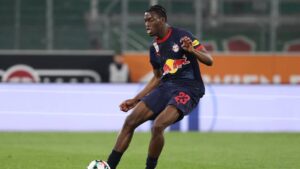 Joane Gadou im Trikot von Red Bull Salzburg am Ball während eines Fußballspiels