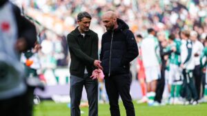 BVB-Sportdirektor Ole Book steht nachdenklich am Spielfeldrand bei einem Spiel von Borussia Dortmund