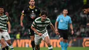 Francisco Trincao im Trikot von Sporting Lissabon am Ball auf dem Spielfeld