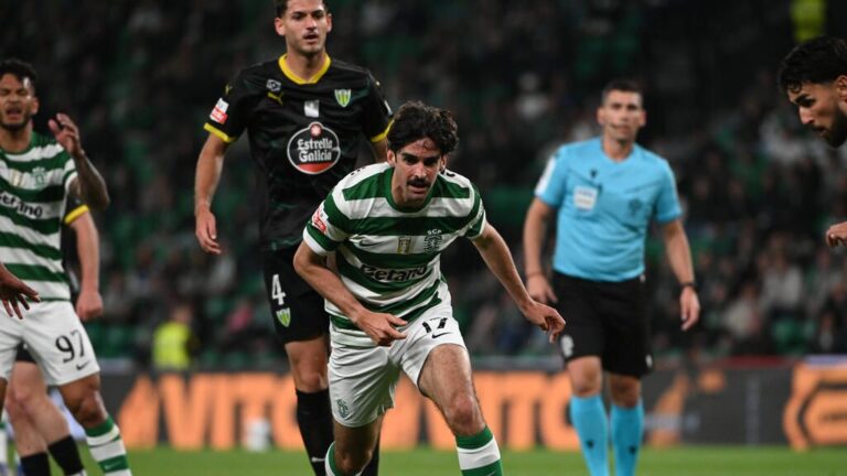 Francisco Trincao im Trikot von Sporting Lissabon am Ball auf dem Spielfeld