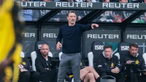 BVB-Trainer Niko Kovac gibt gestikulierend Anweisungen am Spielfeldrand