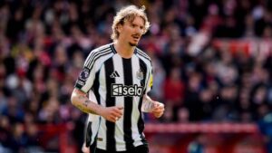 Nick Woltemade im Trikot von Newcastle United schaut nachdenklich auf das Spielfeld