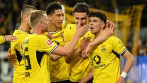 Spieler von Borussia Dortmund bejubeln einen Treffer im Bundesligaspiel gegen Eintracht Frankfurt