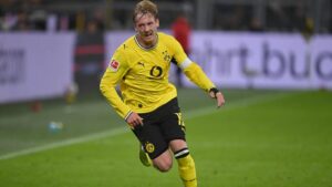 Julian Brandt im Trikot von Borussia Dortmund winkt den Fans nach seinem letzten Heimspiel im Stadion zu