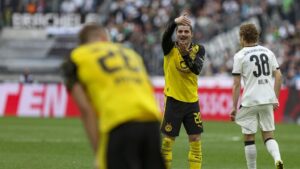 Gladbach-Stürmer Haris Tabakovic bejubelt sein spätes Siegtor zum 1:0 gegen Borussia Dortmund.
