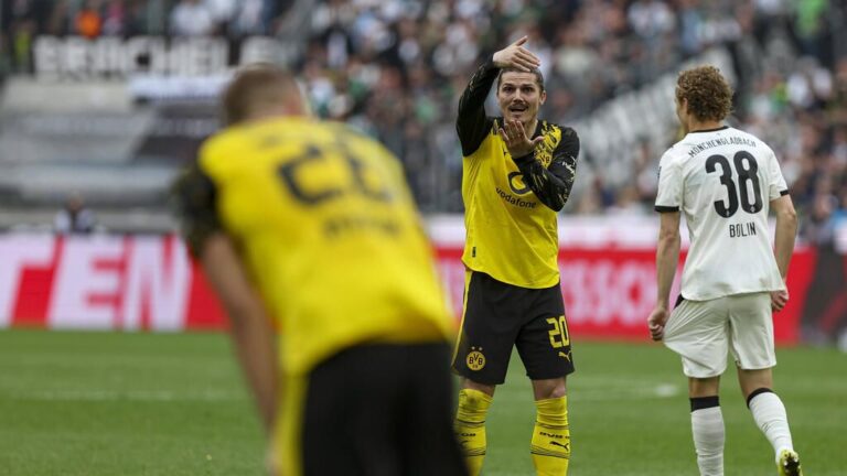 Gladbach-Stürmer Haris Tabakovic bejubelt sein spätes Siegtor zum 1:0 gegen Borussia Dortmund.