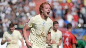 Yukhym Konoplya im Trikot von Shakhtar Donetsk konzentriert am Ball