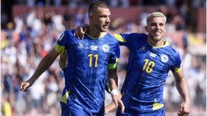 Edin Dzeko im Trikot der bosnischen Nationalmannschaft auf dem Spielfeld