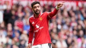 Bruno Fernandes von Manchester United bejubelt im roten Trikot eine Aktion auf dem Spielfeld