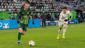 Symbolbild zum Bundesliga-Abstiegskampf mit Spielern von Werder Bremen, VfL Wolfsburg und FC St. Pauli auf dem Platz.