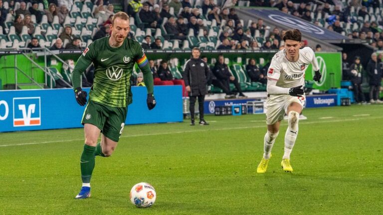 Symbolbild zum Bundesliga-Abstiegskampf mit Spielern von Werder Bremen, VfL Wolfsburg und FC St. Pauli auf dem Platz.