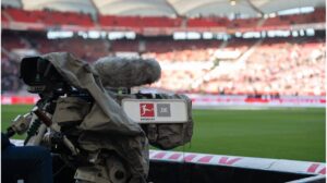 Jubelnde und enttäuschte Bundesliga-Spieler auf dem Rasen, die den Kampf um Millionen am letzten Spieltag symbolisieren