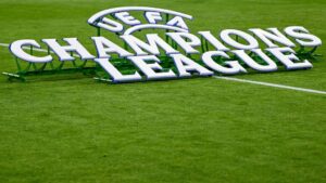 Enttäuschte Spieler eines Bundesliga-Vereins blicken auf den Rasen nach dem verpassten Champions-League-Platz