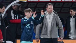 Bayern-Talent Lennart Karl bejubelt eine Aktion im Trikot der deutschen Nationalmannschaft.