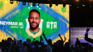 Brasiliens Superstar Neymar im gelben Nationaltrikot beim Jubeln auf dem Spielfeld
