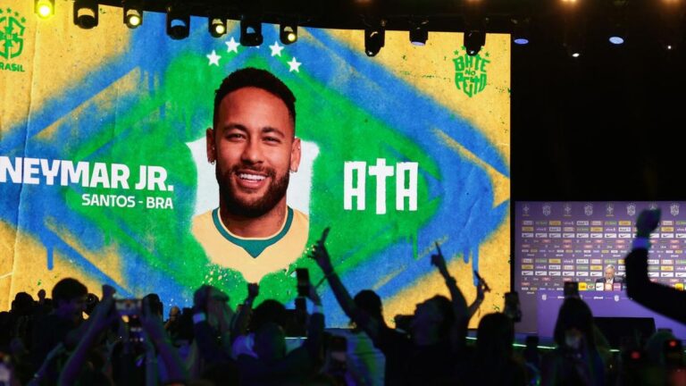 Brasiliens Superstar Neymar im gelben Nationaltrikot beim Jubeln auf dem Spielfeld