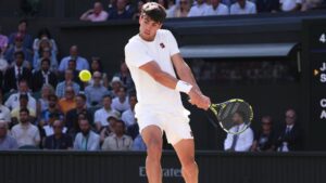 Carlos Alcaraz schaut enttäuscht auf dem Tennisplatz nach einer vergebenen Chance