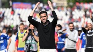 Trainer Cesc Fabregas jubelt an der Seitenlinie mit den Spielern von Como 1907 in der italienischen Serie A