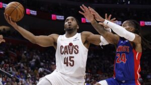Donovan Mitchell von den Cleveland Cavaliers feiert einen Korb im NBA Playoff-Spiel gegen die Detroit Pistons.