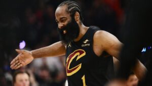 Jarrett Allen von den Cleveland Cavaliers beim Dunking am Basketballkorb