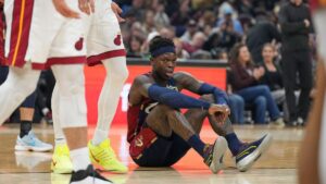 Dennis Schröder im Trikot der Cleveland Cavaliers blickt nach der Niederlage gegen Detroit enttäuscht zu Boden