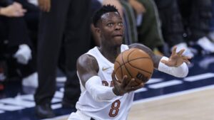 Dennis Schröder im Trikot der Cleveland Cavaliers beim Dribbling auf dem Basketballfeld