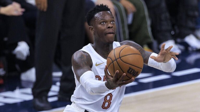 Dennis Schröder im Trikot der Cleveland Cavaliers beim Dribbling auf dem Basketballfeld