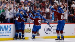 Eishockeyspieler der Colorado Avalanche jubeln über den Overtime-Sieg auf dem Eis
