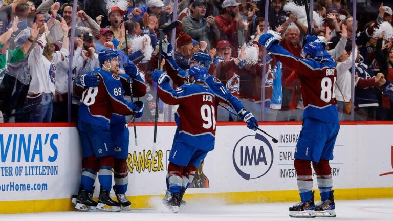 Eishockeyspieler der Colorado Avalanche jubeln über den Overtime-Sieg auf dem Eis