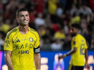 Cristiano Ronaldo jubelt im Trikot von Al-Nassr über sein 100. Liga-Tor in Saudi-Arabien.