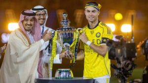 Cristiano Ronaldo bejubelt im Trikot von Al-Nassr emotional den Gewinn der saudischen Meisterschaft